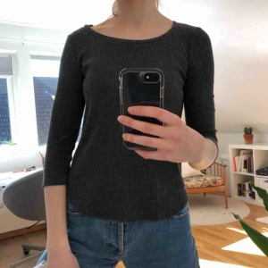  - En 3/4 ärmad tröja från Gina Tricot! Härligt material och toppenskick. Storlek XS. Kostar 65kr (fri frakt!)🥰
