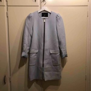 - Ljusblå kappa från hm