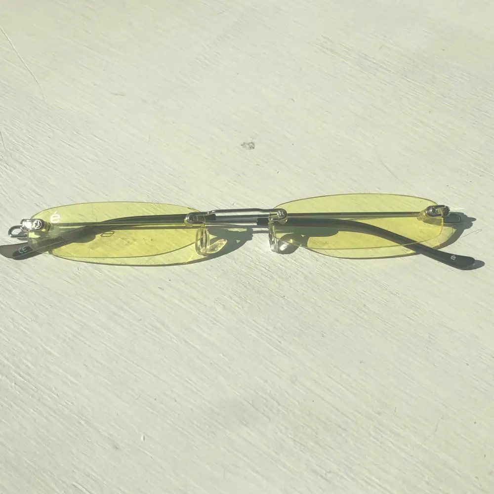 Smala gula solglasögon med UV 400 💛 Skriv gärna vid övriga frågor 💖. Accessoarer.