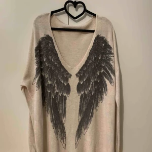  - Tops i storlek L, fin skick, finns i Odenplan Stockholm, kan skicka via post, 20kr på frakt