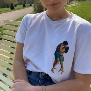  - Vintage vit t-shirt men nytryckt design av högsta kvalitet!                    SAMSARA köper in secondhand kläder som inte blir sålda och revitaliserar dem med unika och högkvalitativa tryck. Varje plagg sparar cirka 2400L vatten och 1,4 kg co2!   Modellen är 162cm! 