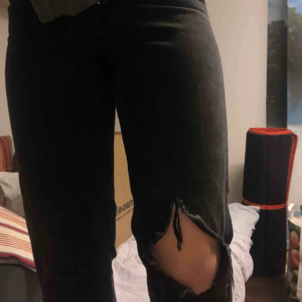 Svarta jeans från Monki i “high waisted balloon leg”, de sitter antingen som lite tajtare mom jeans eller vanliga mom jeans:)   +59kr frakt . Jeans & Byxor.