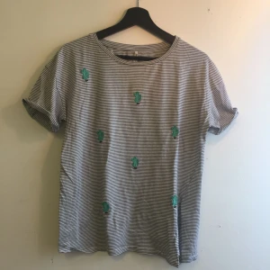  - Passar en S/M , går att knyta i midjan .