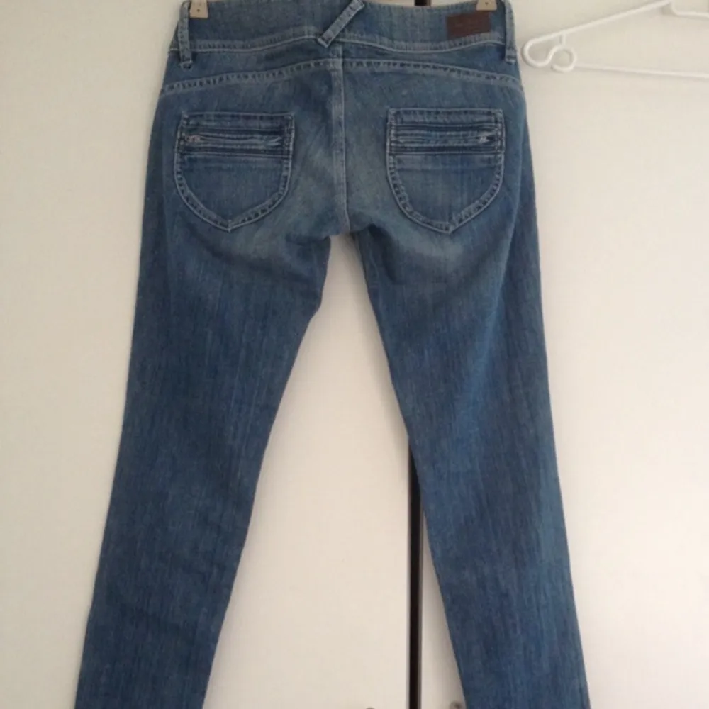 Ljusa Pepe jeans. Dragkedjor vid benslut. . Jeans & Byxor.
