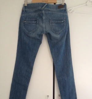 Ljusa Pepe jeans. Dragkedjor vid benslut. En bälteshållare är trasig.  - Ljusa Pepe jeans. Dragkedjor vid benslut. 