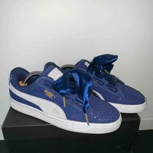 Mycket fräscha nästan oanvända Puma Basket Sneakers med sidensnören. Modell: Puma Basket Heart Denim Blue Storlek: 38  Nypris: 899 kr Frakt tillkommer.  Betalning via swish. 