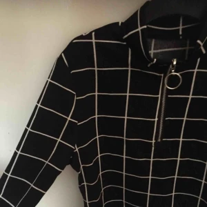  - Snygg långärmad tröja med turtleneck i storlek XS. Mycket bra skick! Köpt här på plick men tyvärr för liten på mig:(  Frakt ingår i priset.