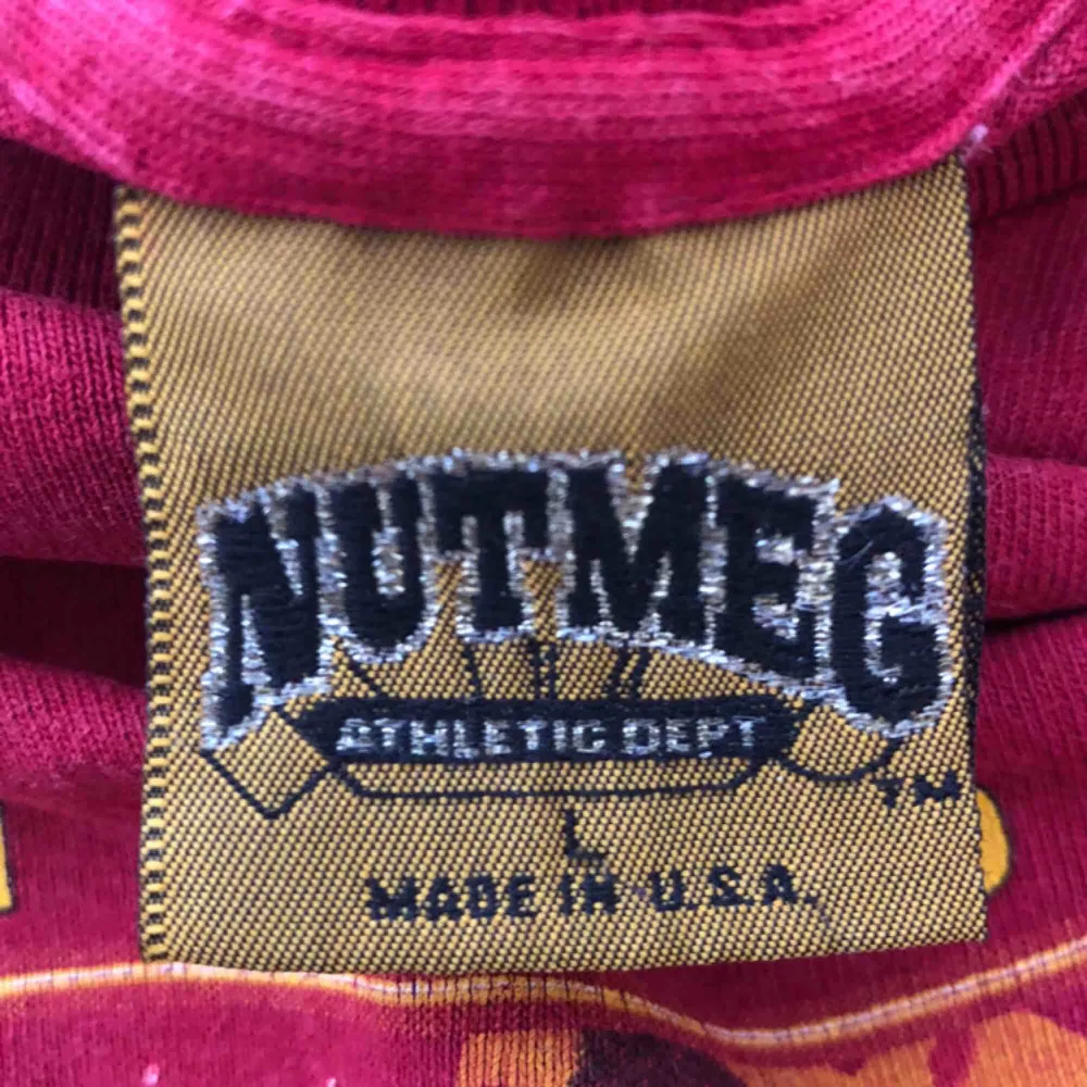Snyggt sliten vintage från 90-talet. Made in USA. Mindre hål långt ner på rygg. Kan hämtas i Uppsala eller skickas mot fraktkostnad . T-shirts.