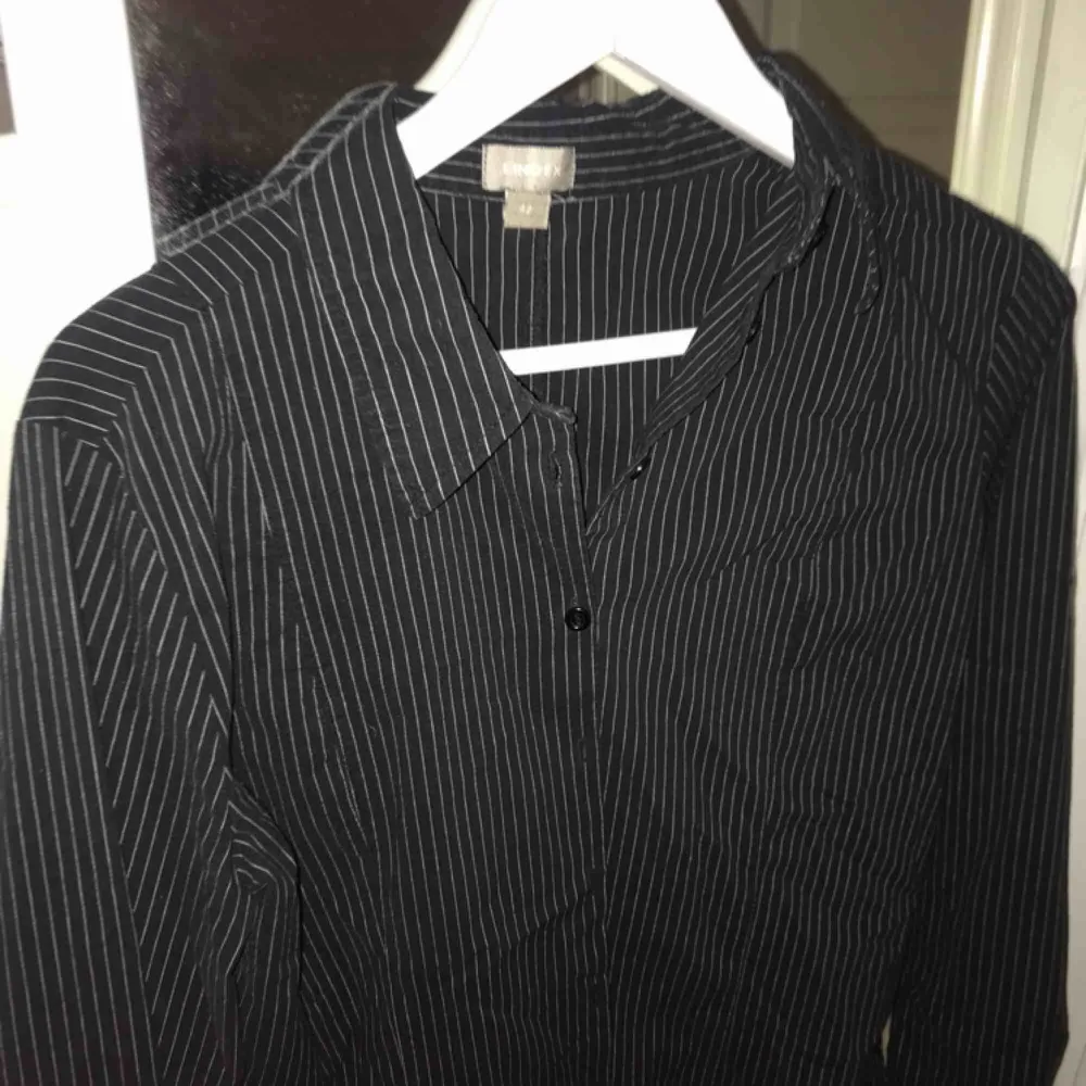 Snygg randig skjorta från Lindex. Är i storlek 42 men skulle säga att den passar allt från 36-40. Aldrig använd.. Skjortor.