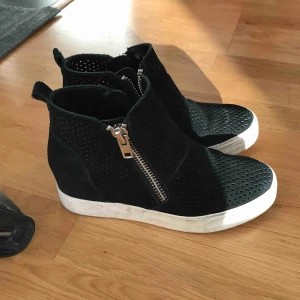  - Steve Madden sneakers med platå.