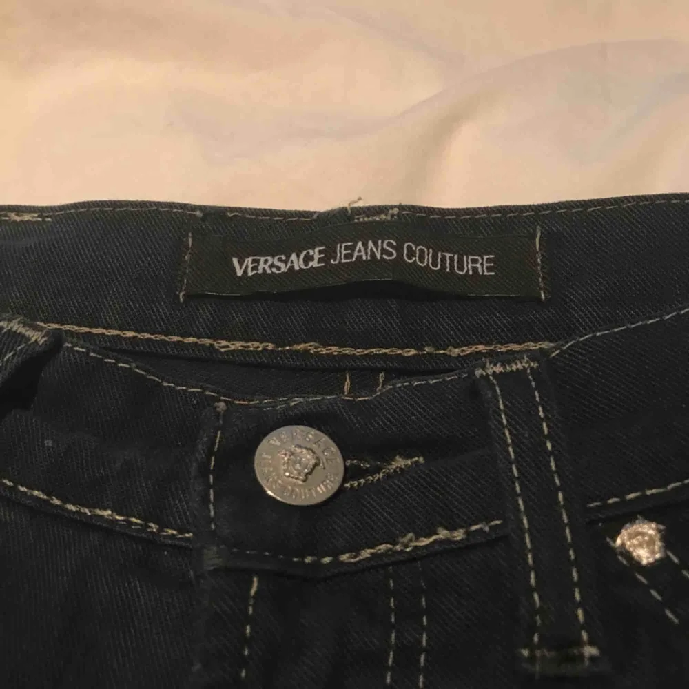 Versace jeans från 1973, köpta på second hand. Rak modell och mörkblå färg med svart målarfärgs stänk på! . Jeans & Byxor.