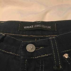 Versace jeans från 1973, köpta på second hand. Rak modell och mörkblå färg med svart målarfärgs stänk på! 