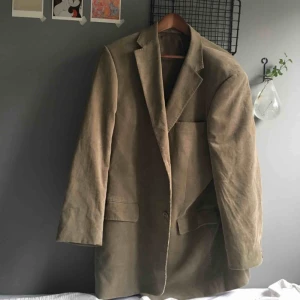  - Skitsnygg grön-beige manchester kavaj. Står ingen storlek men skulle säga att det är en oversize-modell till L, men funkar även som en mkt oversized M. Jätteskön !🌼