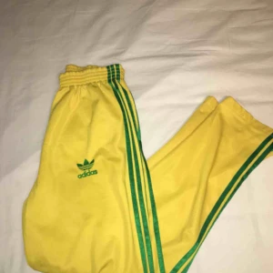  - Gula adidasbyxor, rak modell, På lappen står det XXL men är som M, dock ganska långa Säljer igen pga förra köparen skickade tillbaka 
