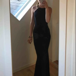  - Balklänning från Nelly med lappen kvar, alltså aldrig använd  Scrunched but och djup i ryggen så himla snyggt  Storlek xs men skulle säga att man kan ha den ända upp till m då den har mycket stretch