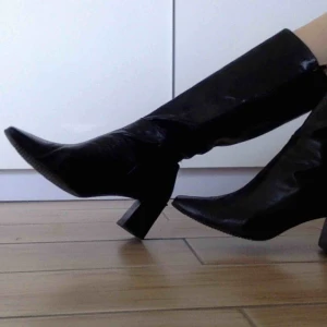  - Underbara stövletter! Köpta vintage, använda 2 gånger max! Fyrkantig 90’s tå, perfekt höjd. Kan mötas i Stockholm, har swish!