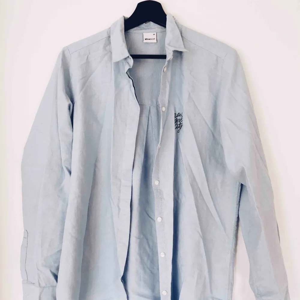Blå skjorta, lite oversize i modellen. Bör därför passa L också 💫 frakt + 30kr 💘. Skjortor.
