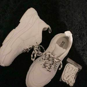 Superfina NLY Chunky Sneakers!! Inte alls mycket använda och fint skick. Nypris 400kr. Du får även med ett par helt nya vita skosnören att byta till.