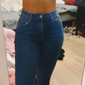  - Blåa jeans med snörning på sidan, jättesnygga men passar inte mig riktigt så de används inte. Köparen står för frakt 
