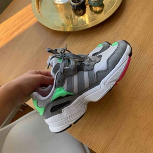  - Ett par helt nya sneakers från Adidas. Supersköna och snygga i färgerna grå, neongrön och rosa. Perfekta till våren 😊  Ordinariepris ca 1000kr