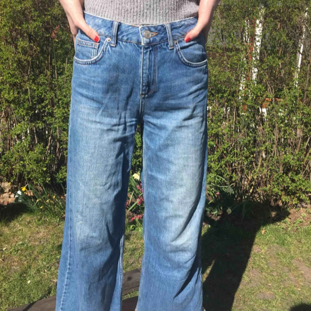 Snygga jeans från Urban Outfitters! Vida längst ut, flowy. W28 och L32. Byxorna är designade med ”rivmärken” på fickan där bak. Kan mötas upp i Malmö, annars står köparen för frakten.. Jeans & Byxor.