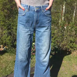 Snygga jeans från Urban Outfitters! Vida längst ut, flowy. W28 och L32. Byxorna är designade med ”rivmärken” på fickan där bak. Kan mötas upp i Malmö, annars står köparen för frakten.