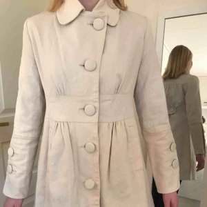  - Superfin oanvänd kappa från märker Jashia. Den är beige/mörkt vit. Kan mötas i Uppsala, men annars står köparen för frakten.