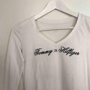 Vit långärmad tröja från Tommy Hilfiger. Kontakta privat för fler bilder.