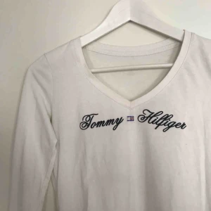  - Vit långärmad tröja från Tommy Hilfiger. Kontakta privat för fler bilder.