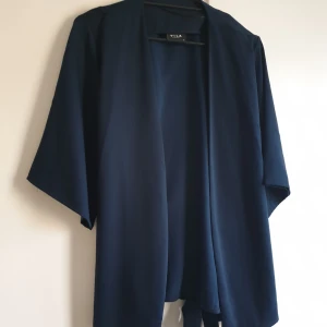  - Lång tunika med snöre. Mörkblå i färgen. Oanvänd 