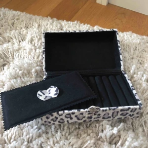  - En mini smyckeskrin i mocka med leopard mönster utanpå och svart mocka inne. Perfekt när man reser!  Pris inklusive frakt: 70kr 💋 kan hämtas upp gratis i Lidköping!  