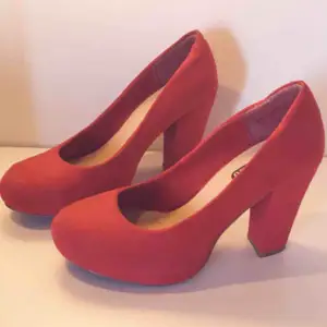 Röda pumps från din sko, använd ett fåtal gånger och letar därför ettret ett kärleksfullt hem👠 