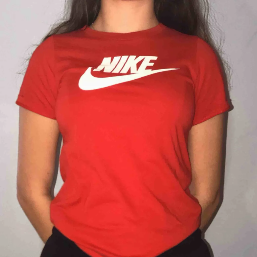 En röd t-shirt från Nike. Storlek m i barn men sitter ungefär som en XS i vanlig storlek. Nypris 200kr 💗✨. T-shirts.