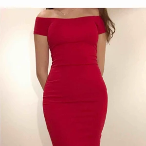  - Jätte fin bodycon klänning från bikbok. Tjockt och fint material, bra kvalité. Nypris 300 kr, dock finns inte kvar i butik. 😊💖 