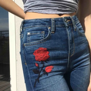  - Ett par både snygga och sköna tighta jeans! Ev frakt står köparen för men finns annars att möta upp på Söder❣️
