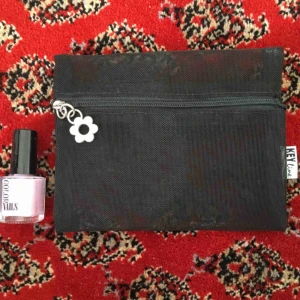  - Jättegullig transparent börs med en blomma på dragkedjan. 35kr plus frakt