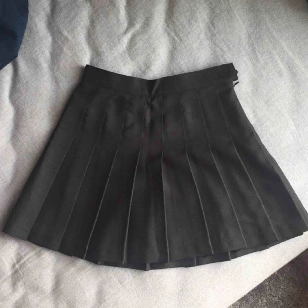 Jättefin svart tenniskjol från American Apparel, tyvärr för liten för mig då kläderna därifrån är små i storlekarna😪 frakt ingår ej! . Kjolar.