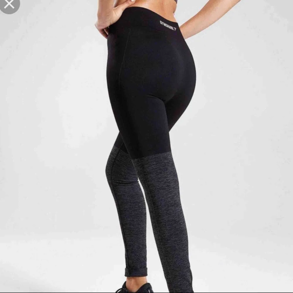 Gymshark seamless two tone leggings. Använda men inget slitage och ser fortfarande ut som nya. Säljer för att jag använder de så sällan. Storlek s men fungerar nog även på m. Frakt ingår. Jeans & Byxor.