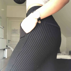  - Jag säljer ett par svarta kostymbyxor från veramoda som har legat i garderoben ett tag men enbart använda 1-2 gånger,  känner att de e dags att sälja.  Jätte skönt tyg och bra material. en frakt tillkommer och jag tar swish :) 