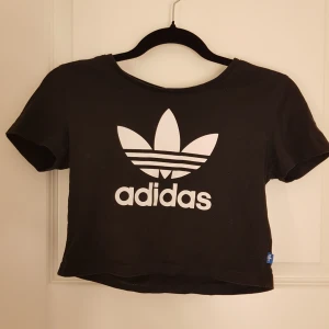  - Crop top från adidas. As snygg till jeans eller ljusa jeans shorts. Sparsamt använd