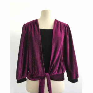  - Vintageblus i glitterlurex  Märke: Magna (svensk design) Storlek: C42, men känns mer som en M. Skick: Mycket gott. Använd endast en gång. Pris: 300 kronor eller bud. Frakt: Betalas av köparen.