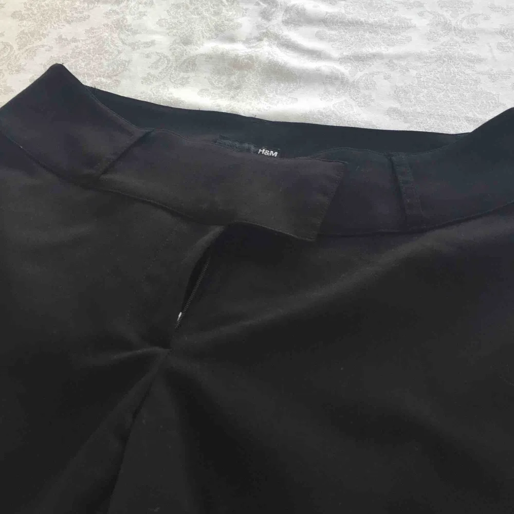 Svarta eleganta kavaj/kostym byxor från HM. Använda ett fåtal gånger så i nyskick.. Jeans & Byxor.