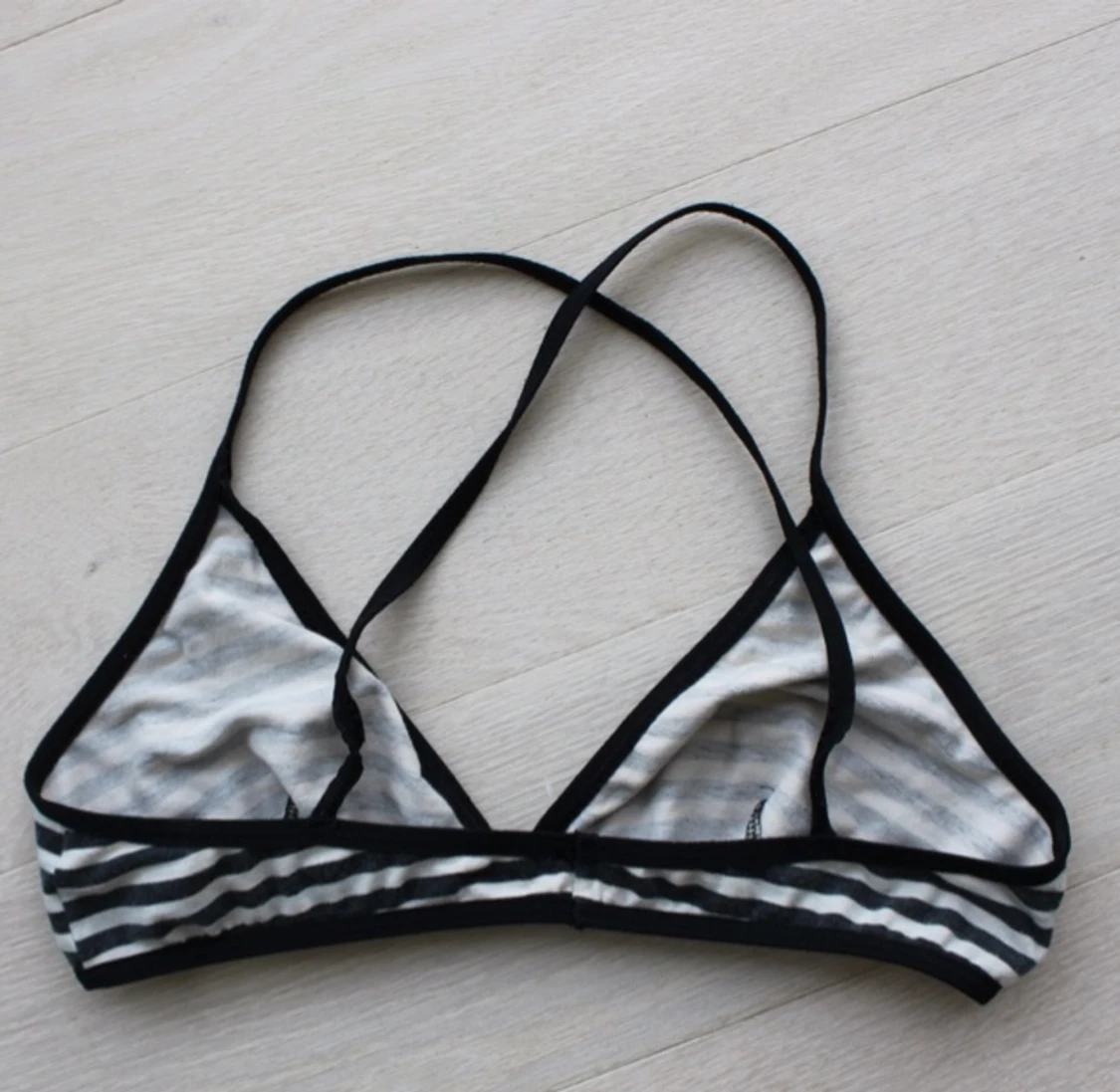 Snygg topp från AA! Är lite urtvättad men använd sparsamt.  - 1399102802