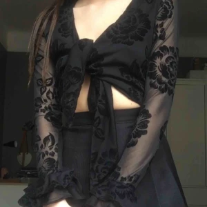  - såååå snygg knyttopp i mesh och sammet med volangärmar. OBS! fraktar ej, möts upp i stockholm💓