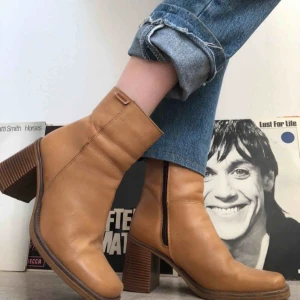 Skor -  Köpt secondhand så de är lite använda men i bra skick. Köparen står för frakten ✨💞