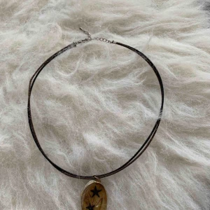  - Halsband, Finns i Odenplan Stockholm , kan skicka via post 10kr på frakt