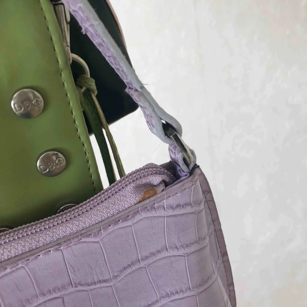 Lila handväska. Har en liten fläck vid dragkedjan (se bild)☀️ Fri frakt. Väskor.
