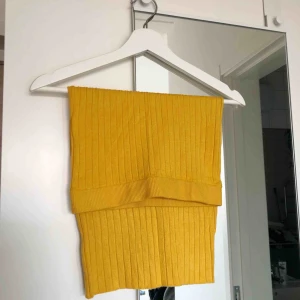  - Gul stickad kjol. Tunt material, men man ser ej igenom! Passar 34 men kan töjas ut till en 38 om så önskas! 