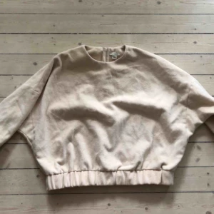  - Oversized beige jumper 