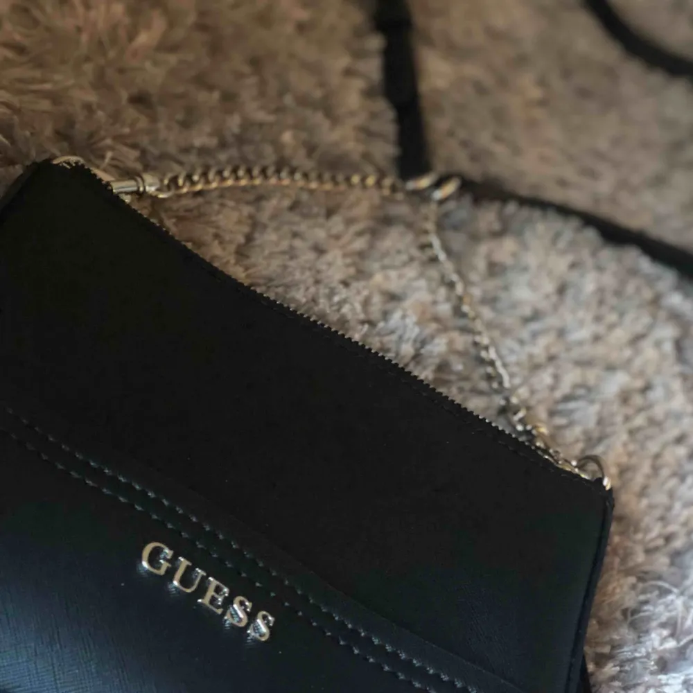 Liten Guess väska. Avtagbar axelrem så den funkar lika bra som en clutch. Köpare betalar frakt 🌸. Väskor.